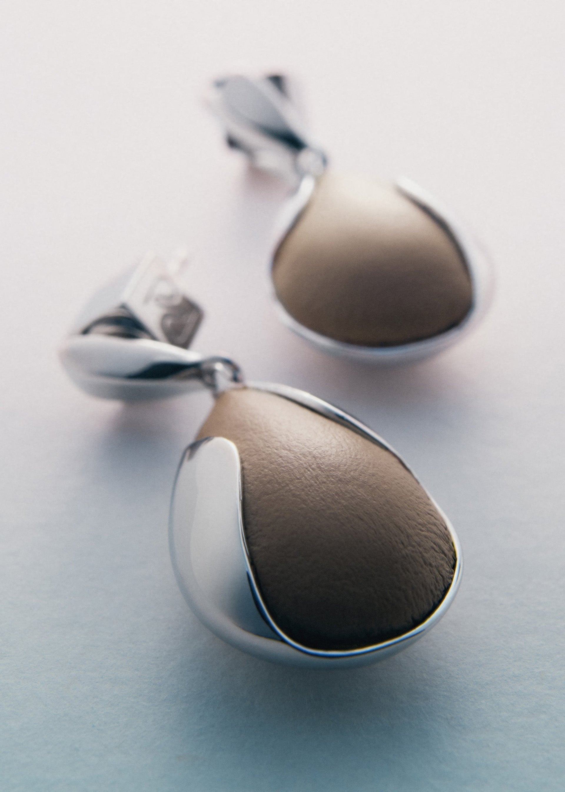 Ormé Earrings - Silver in rhodium with Taupe Leather