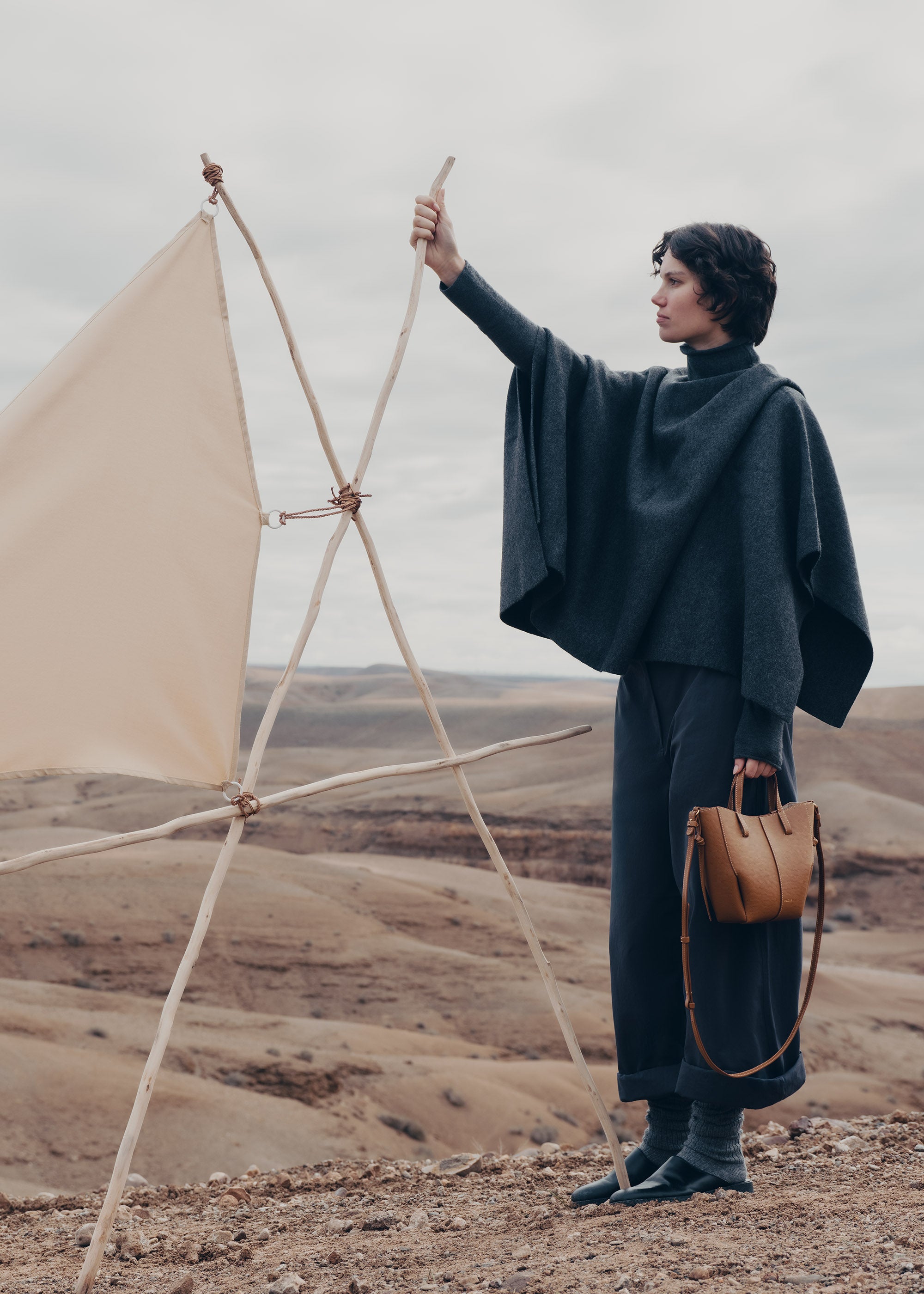 POLÈNE Cyme キャメル スモール トートバッグ Polène | バッグ - Cyme Tote - テクスチャード キャメル – Polène JP