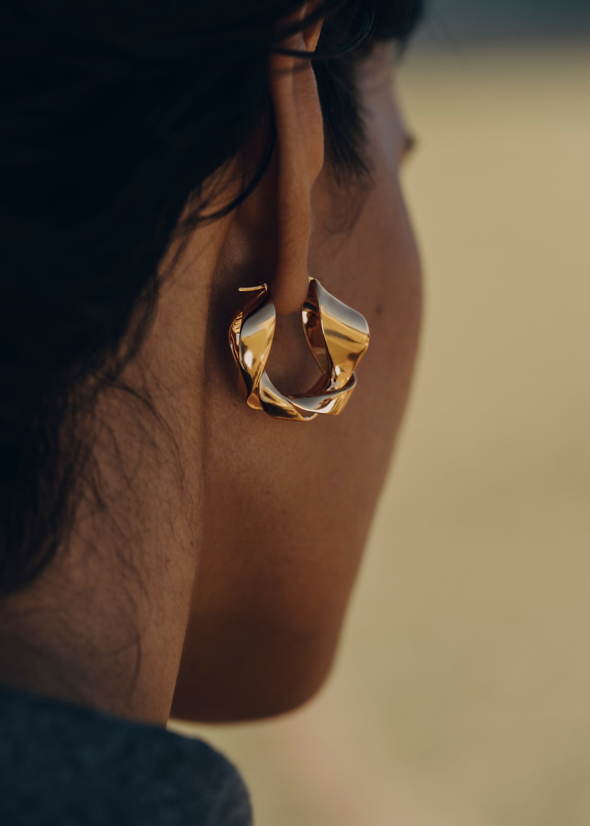 Éole Wavy Hoop Earrings - 24 carat gold-gilded edition