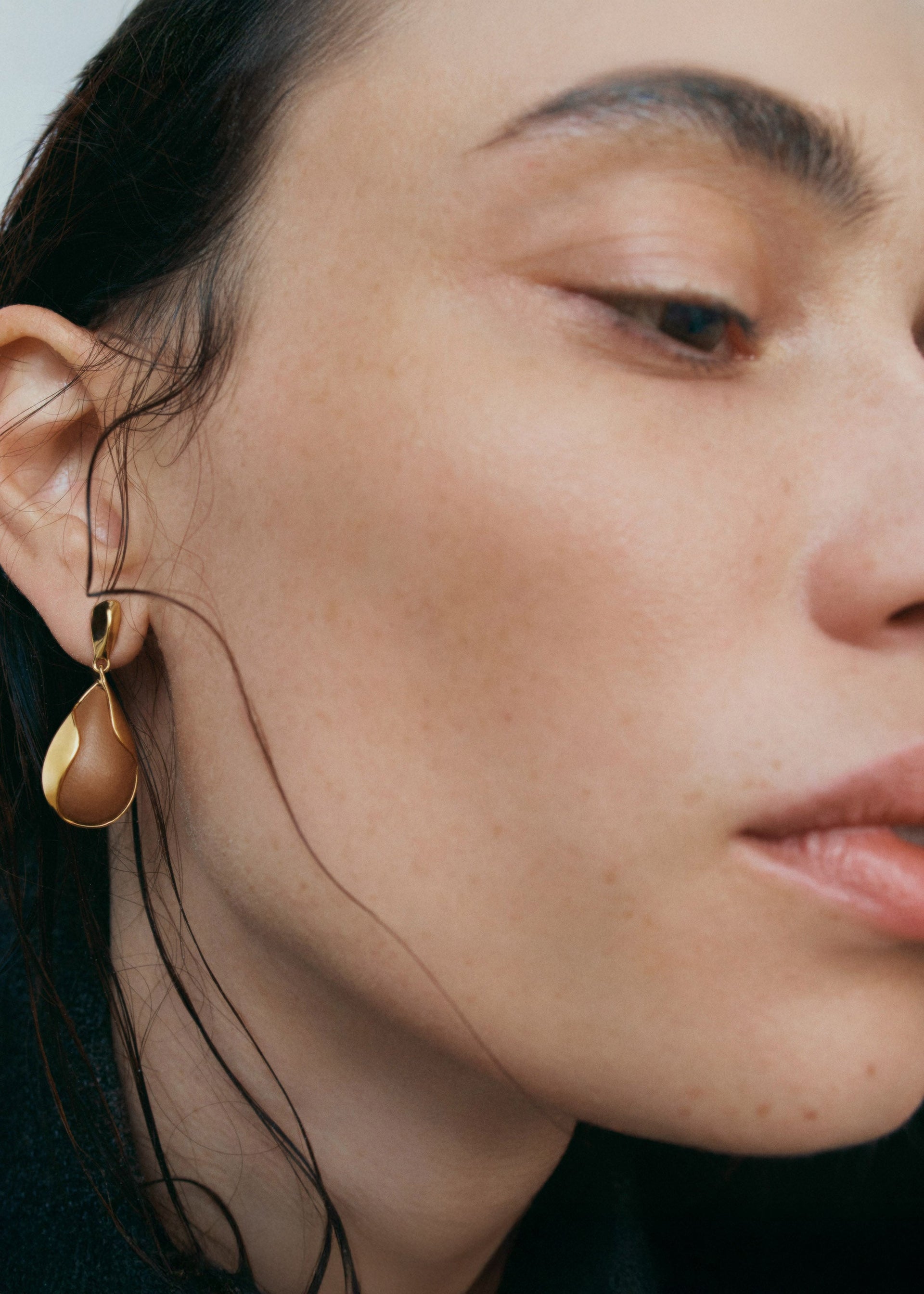 Ormé Earrings - Gold Gilded with Camel Leather