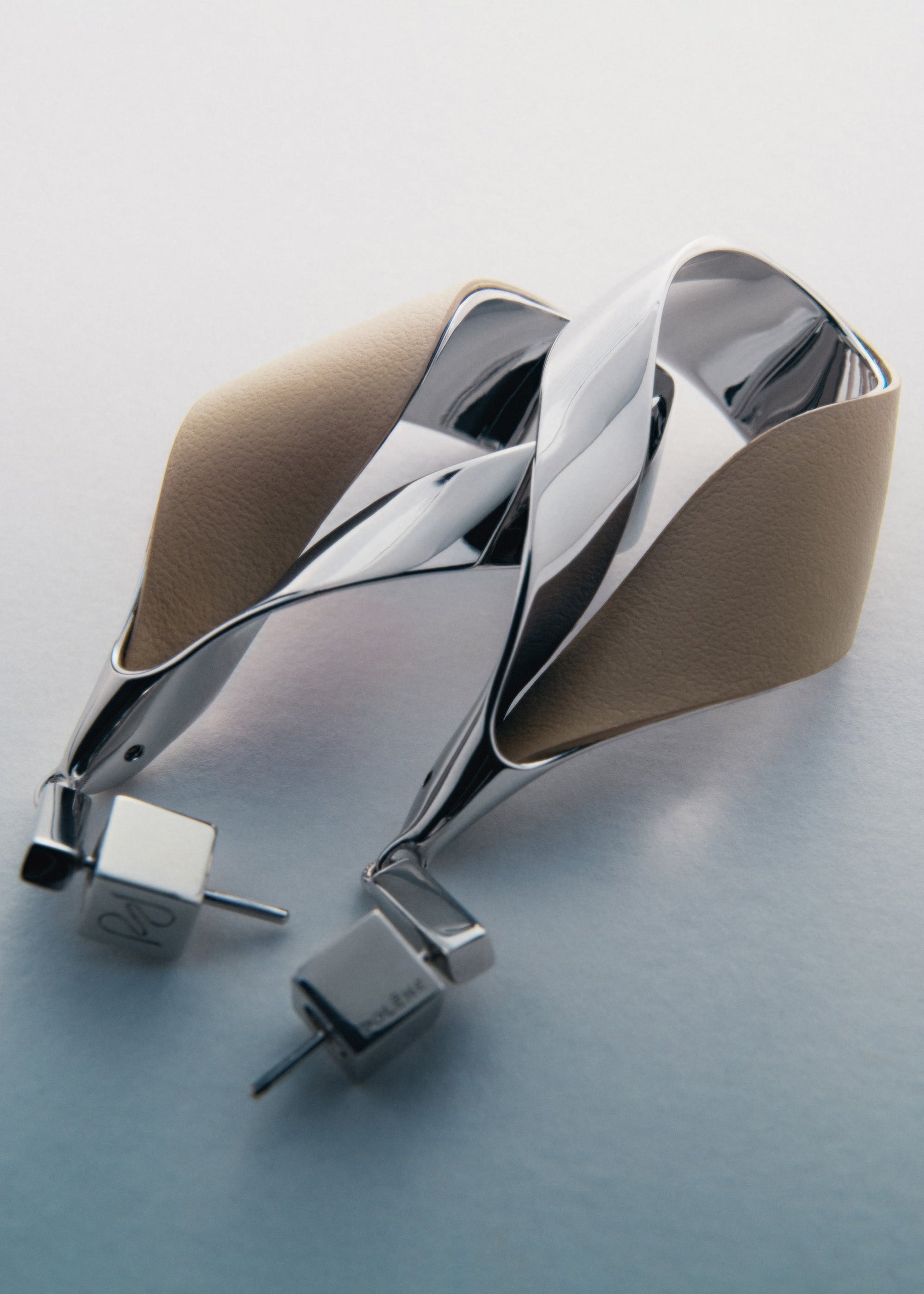 Ormé Pendant Earrings - Silver in rhodium with Taupe Leather