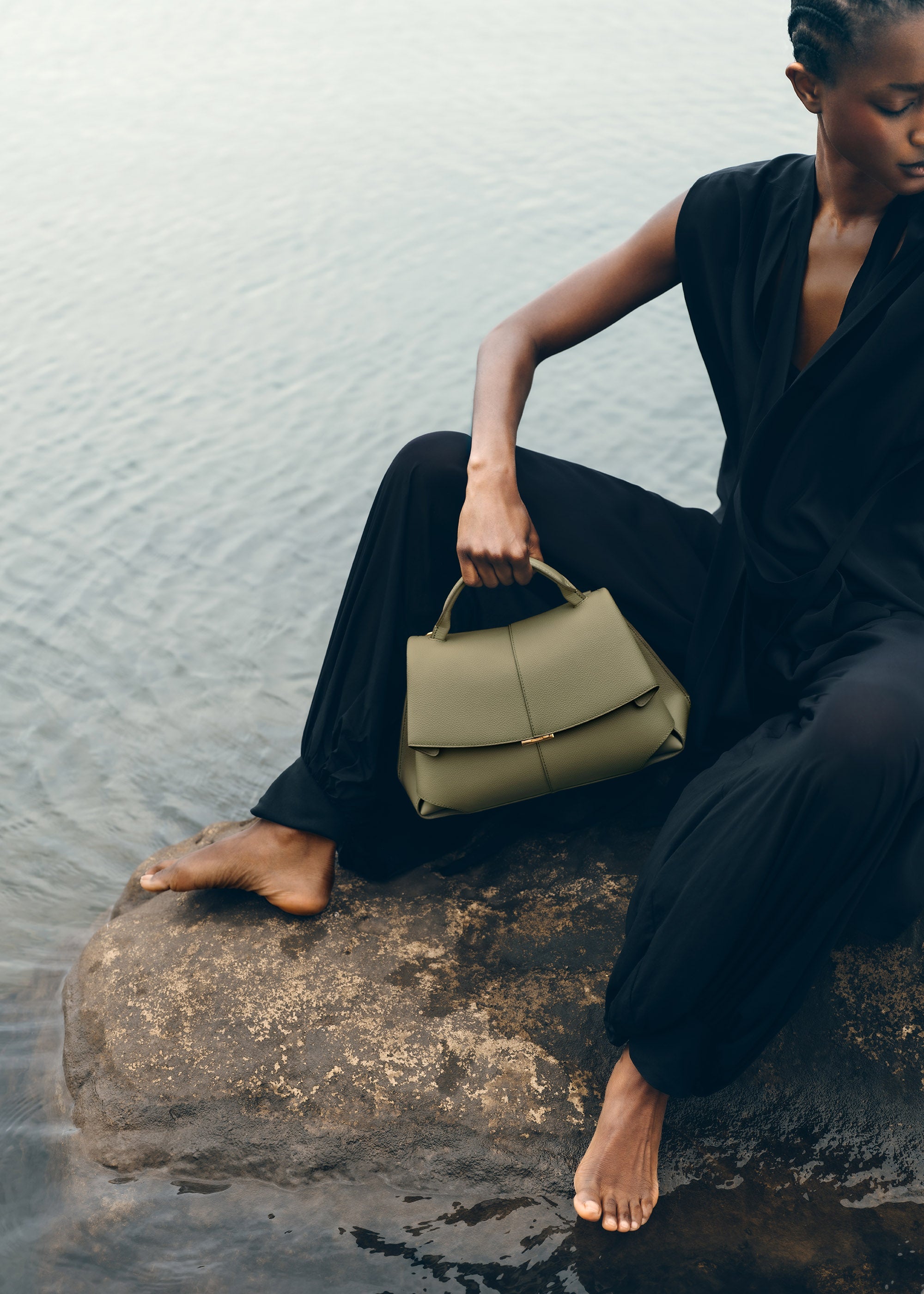 グラントホルミー　Vネック　O Polène | Bag - Mokki - Textured Linden – Polène US