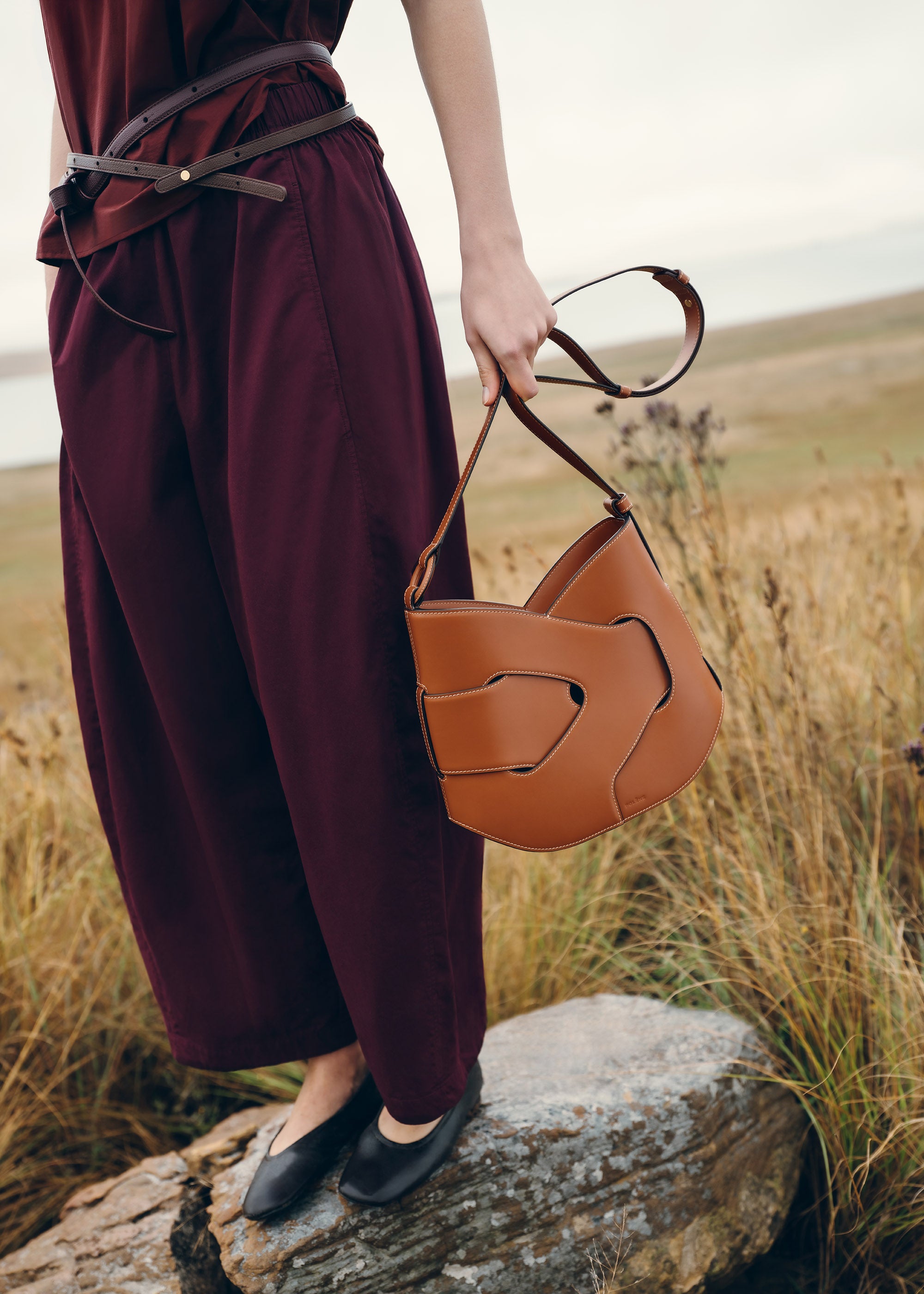 Polène Nodde ポレーヌ ノッド コニャック スムース Polène | Bag - Nodde Hobo - Smooth Cognac – Polène US